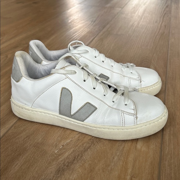 VEJA / VERT White & Gray Sustainable Sneakers - Picture 3 of 11